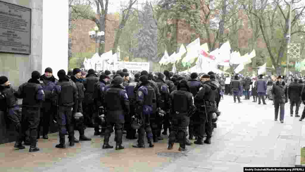 Спецзагони міліції були, але стояли не суцільним кордоном перед входом до Верховної Ради, а пообіч