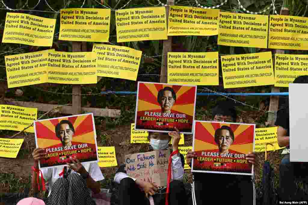 Протестувальники тримають плакати із зображенням затриманої лідерки М'янми Аун Сан Су Чжі і вимагають її звільнення під час демонстрації проти військового перевороту перед посольством США в Янгоні, М'янма, 16 лютого 2021 року