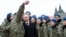 Владимир Путин позирует для селфи с молодыми патриотами