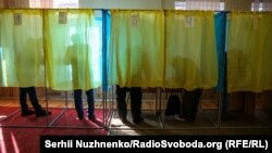 За даними слідства, курсантам за голос на користь певних депутатів обіцяли понад півтори тисячі гривень (фото з однієї із виборчих дільниць у Києві)