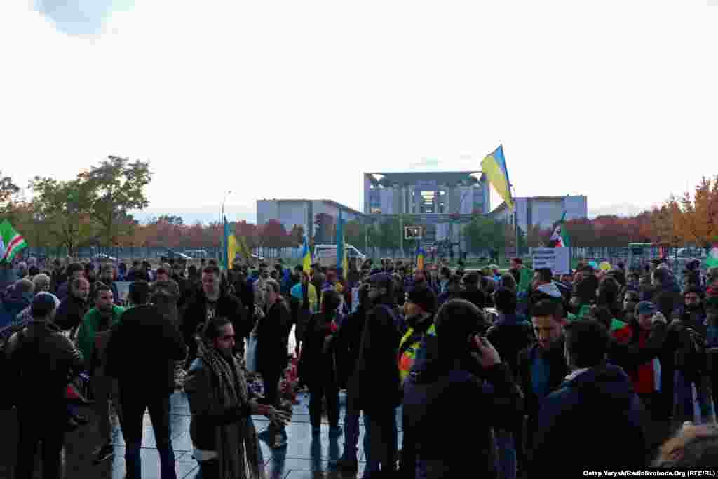 Всего на протест вышла более 100 человек. Среди них – украинцы, сирийцы и немцы