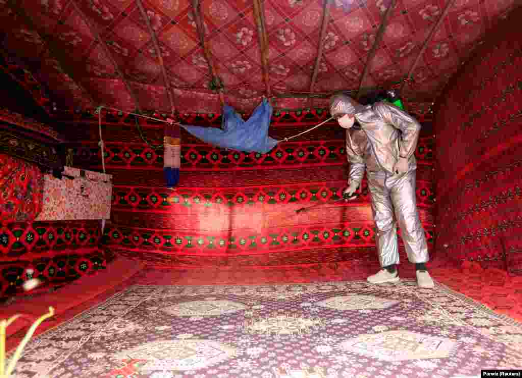 Афганський волонтер розпорошує дезинфікуючий засіб усередині тимчасового будинку на тлі побоювань з приводу коронавірусу в Джалал-Абаді. (Reuters/Parwiz)