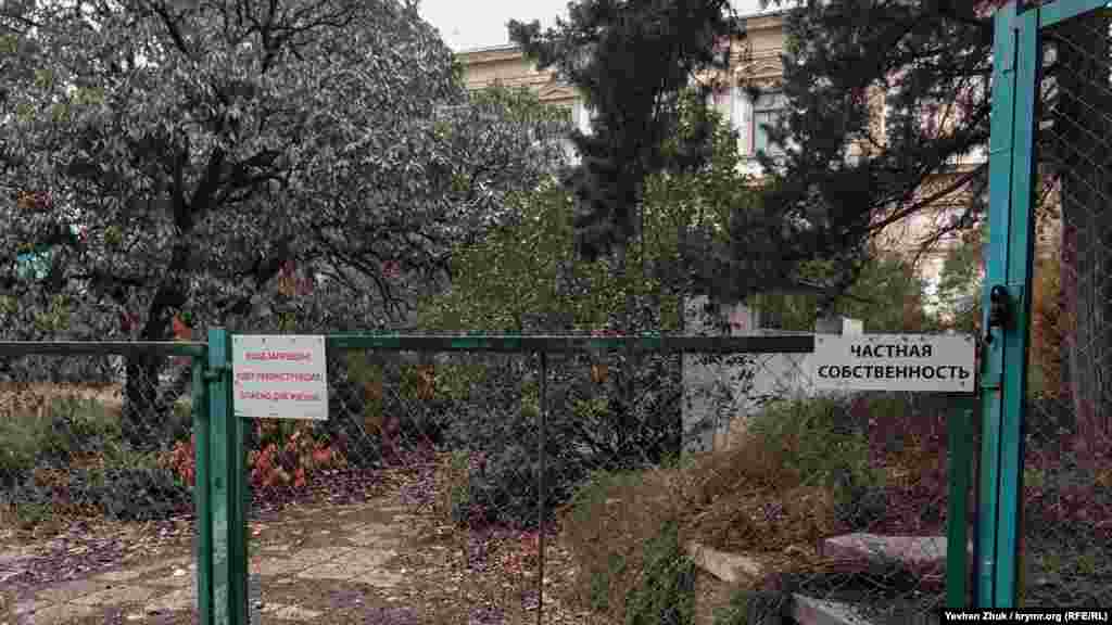 Сейчас территория вокруг дворца Мордвинова окружена забором, местами с колючей проволокой и спиралью Бруно. Везде таблички «Частная собственность» и «Вход запрещен! Идет реконструкция. Опасно для жизни!», но, по факту, никакой реконструкции не проводится. Территория зарастает травой, архитектурные украшения здания рушатся