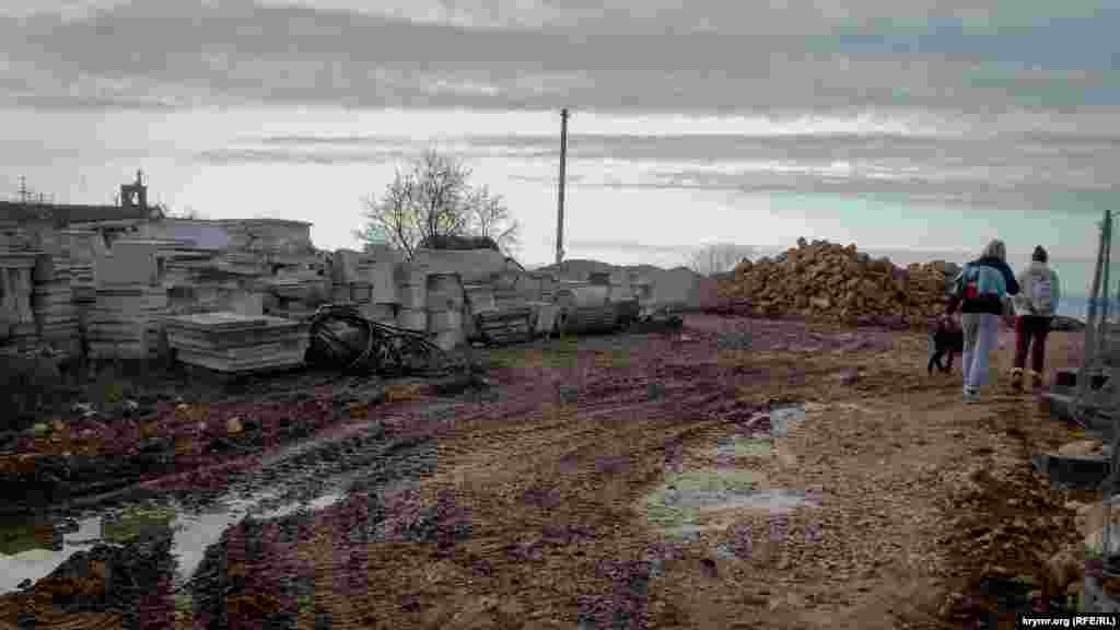 Слой грунта на плато небольшой, поэтому после снятия степного растительного покрова опасность сползания грунта увеличивается