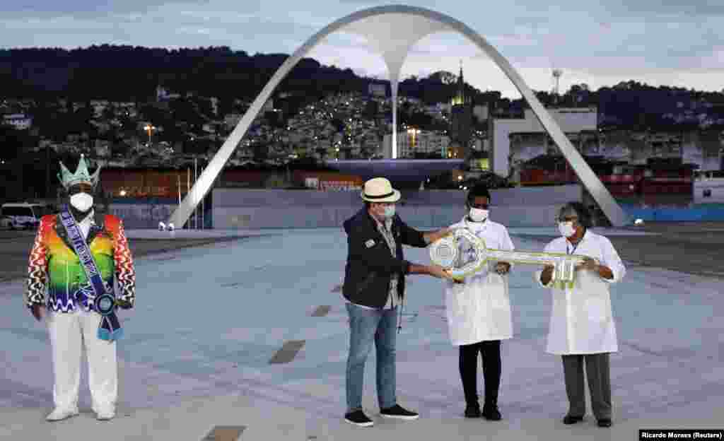 На фото: щорічна урочиста церемонія карнавалу.  Мер Ріо-де-Жанейро Едуардо Паес передає ключі від міста Карнавальному королю