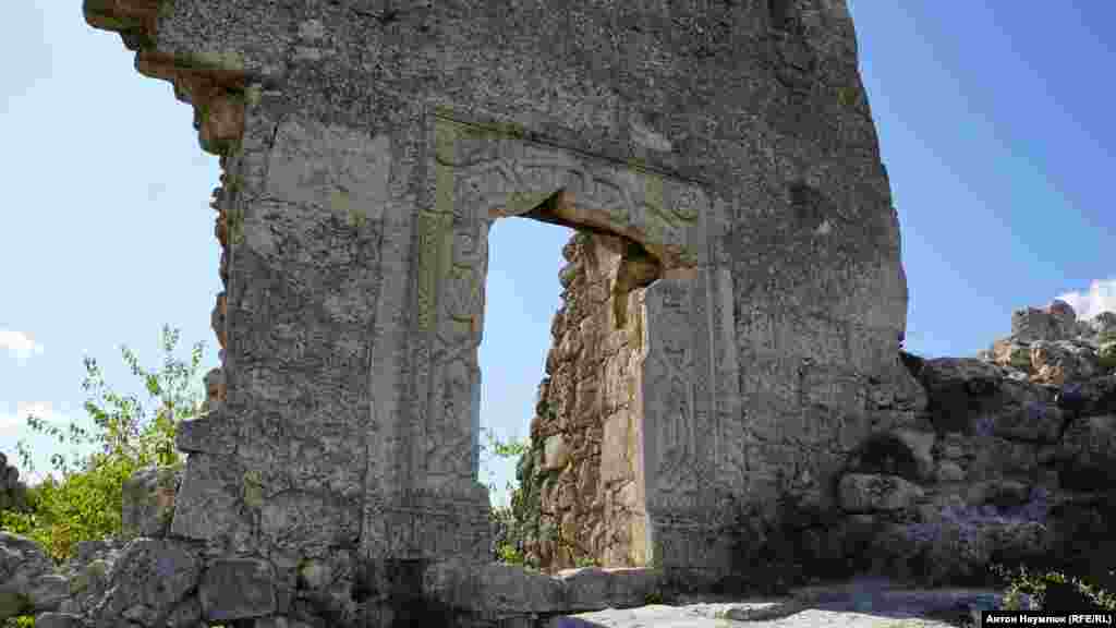 Генуэзцы назвали свои земли в Крыму «Капитанство Готия» и стали с аппетитом поглядывать на земли Феодоро. Впрочем, феодорский князь Алексей сумел не только отстоять свои владения, но и вернуть Бухту символов (нынешняя Балаклавская), а также крепость Чембало. Против генуэзцев Феодоро почти всегда объединялось с Крымским ханством. Генуэзцы проиграли и вернули Феодоро все земли