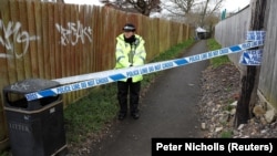 Полиция неподалёку от дома Сергея Скрипаля в Солсбери, март 2018 года