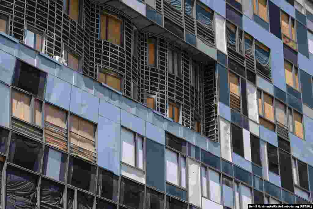 Відкрита у 1894 році дитяча лікарня «Охматдит» є найбільшим дитячим медичним закладом в Україні. Там щороку лікують понад 20 тисяч дітей з усієї країни.СБУ кваліфікувало обстріл «Охматдиту» як військовий злочин. Міністерство оборони Росії опосередковано звинуватило у руйнуваннях в лікарні падіння українських ракет ППО. Аналітики ISW, провівши власне дослідження, назвали заяви російського відомства неправдивими