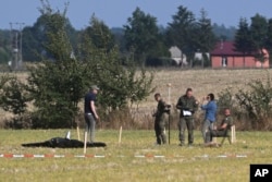 Poliția națională și cea militară din Polonia investighează căderea unei drone rusești în satul Wohyn, Polonia, 10 septembrie 2025.