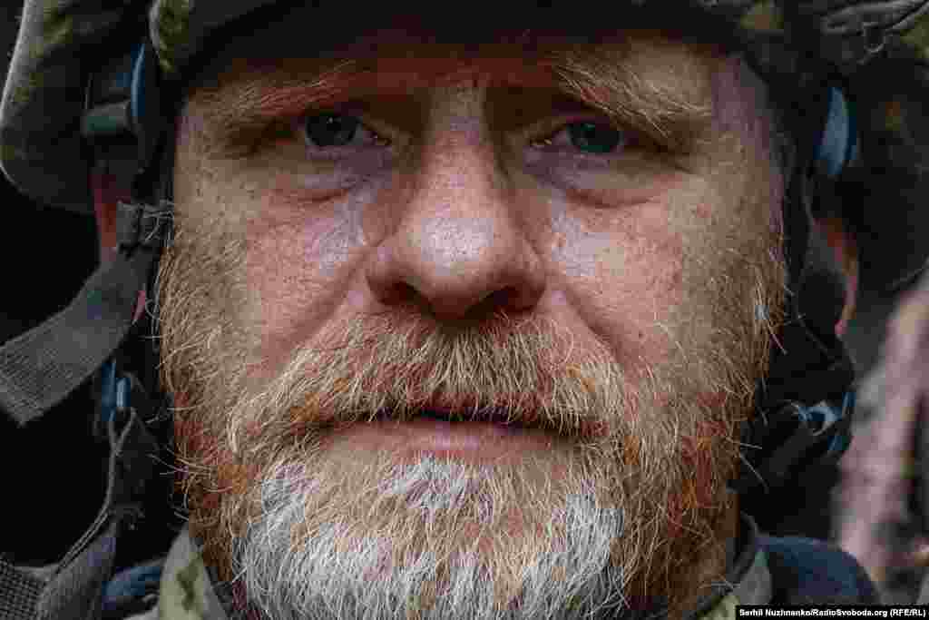 51-річний військовий Володимир на позиціях в районі Красногорівки і Мар’їнки. У цивільному житті чоловік працював різноробом. Крізь сльози він розповів, що мріє про закінчення війни, «щоб більше її не згадувати». Перше, що хоче зробити після цього – виспатися