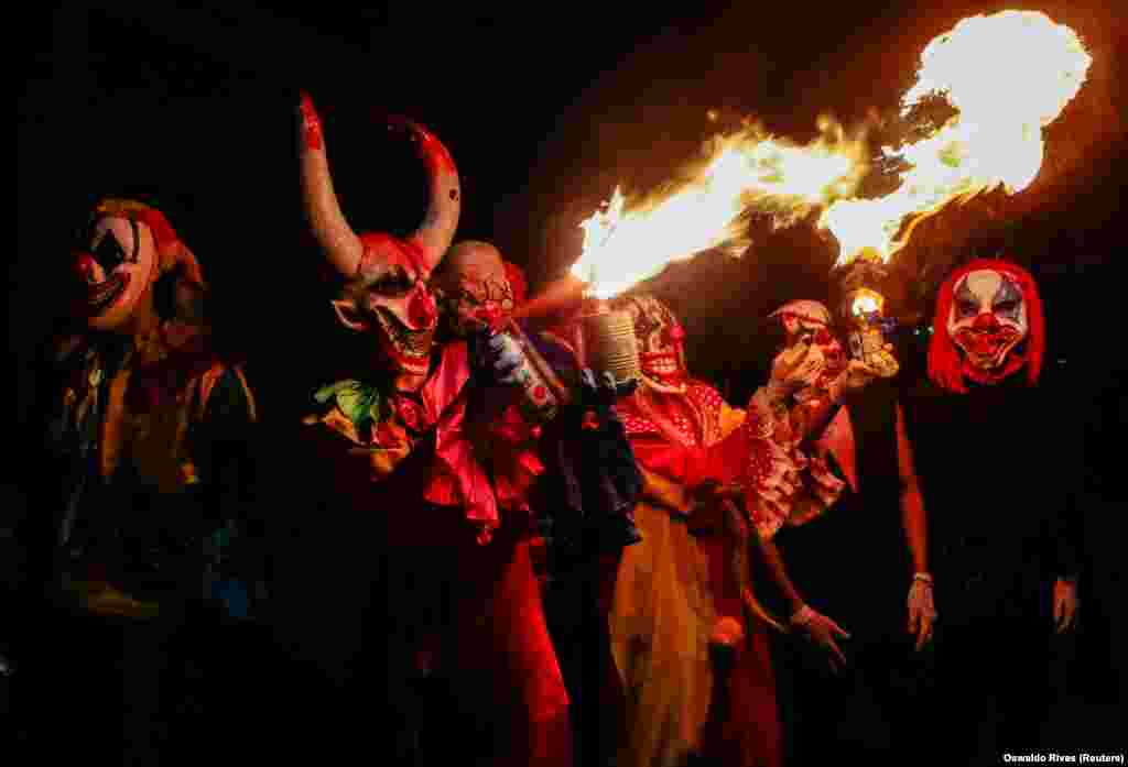 У Нікарагуа замість популярного Геловіна дотримуються традицій предків. На фото: люди беруть участь у щорічному фестивалі Los Aguizotes у місті Масая