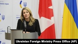 «Канадці відзначають непохитну стійкість українців, їхню тверду відданість свободі та невтомну боротьбу за виживання культури, мови й ідентичності», – Мелані Жолі