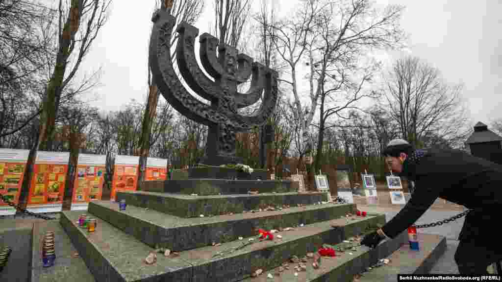 Пам'ятник був встановлений 29 вересня 1991 року, в 50-у річницю першого масового розстрілу євреїв. Від колишньої контори єврейського кладовища до пам'ятника прокладена вимощена плиткою «Дорога скорботи»