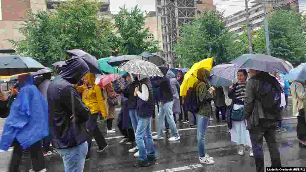 Profesori koji su se obratili okupljenima ocenili su da su visoko obrazovanje i univerzitet ugroženiji nego ikada.