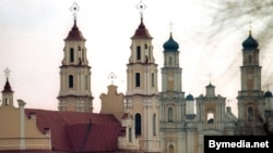 Костел Святой Троицы (слева) и Православная церковь Рождества Пресвятой Богородицы в Глубоком (Белоруссия)