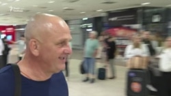 Звільнений з ув'язнення в Криму журналіст Радіо Свобода Владислав Єсипенко прибув у Прагу (відео) Звільнений з ув'язнення в Криму журналіст Радіо Свобода Владислав Єсипенко прибув у Прагу (відео)