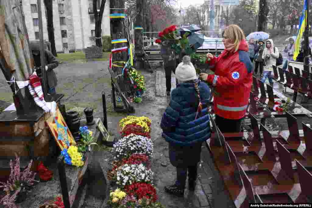 Покладання квітів до пам&rsquo;ятного хреста Героям Небесної сотні з нагоди Другої річниці початку Революції гідності. На фото &ndash; лікар Ольга Богомолець із донькою. Київ, 21 листопада 2015 року