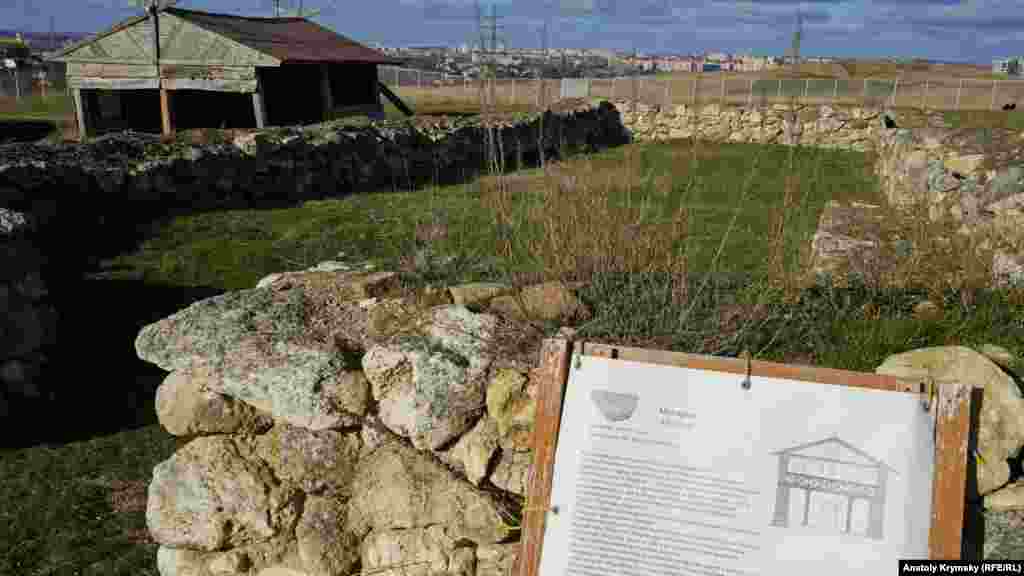 Реставрированные стены мегарона – греческого дома прямоугольной формы с очагом посредине