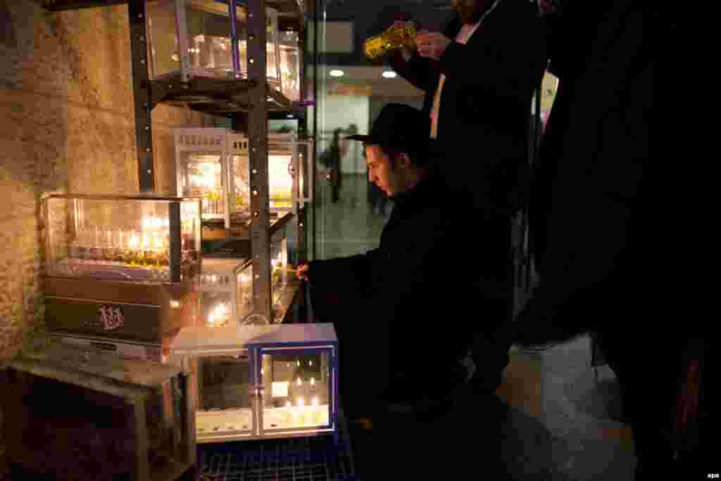 Заповідь запалювати свічки – обов'язкова для всіх. Якщо у людини немає грошей, вона повинна або зайняти їх або продати щось, щоби купити олію або свічки для світильника