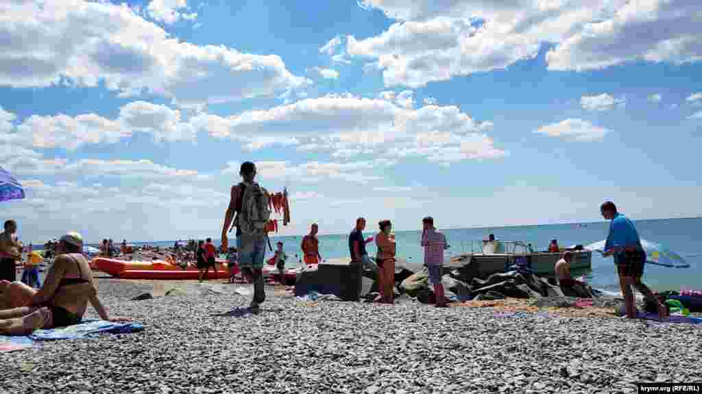 «Экзотика» на все времена: на пляже предлагают купить копченую рыбу