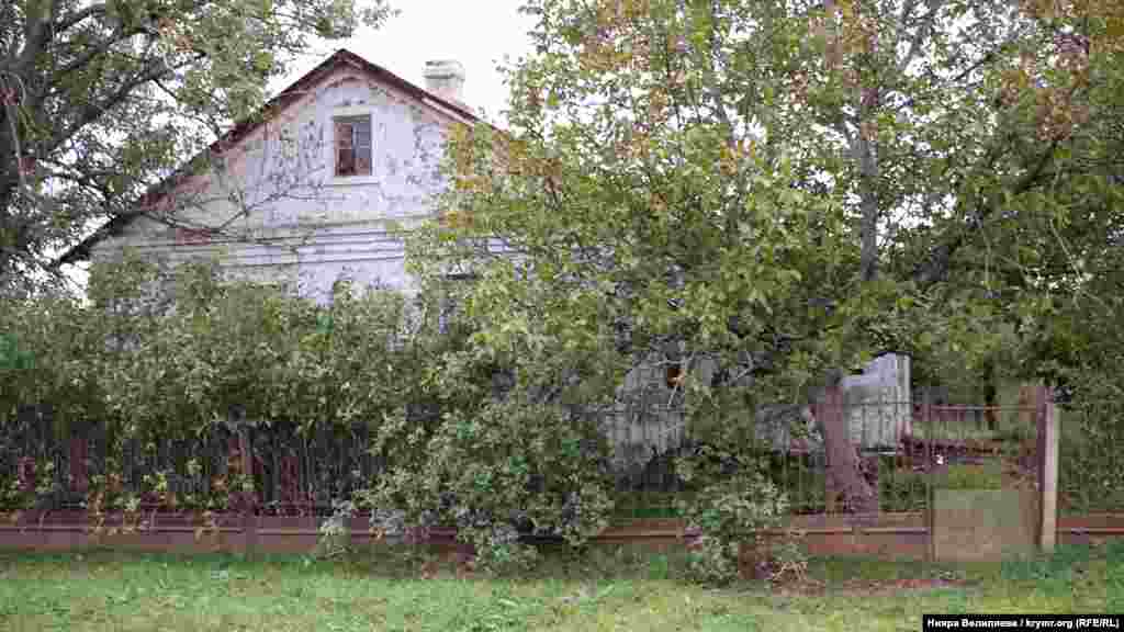 «У нас нет в селе заводов, фабрик. В основном, занимаются сельским хозяйством, животноводством. Это физический труд, поэтому молодежь старается делать акцент на образовании и выезжать в город. Но не все, некоторые остаются, видят себя в развитии сельского хозяйства», – делится крымская журналистка