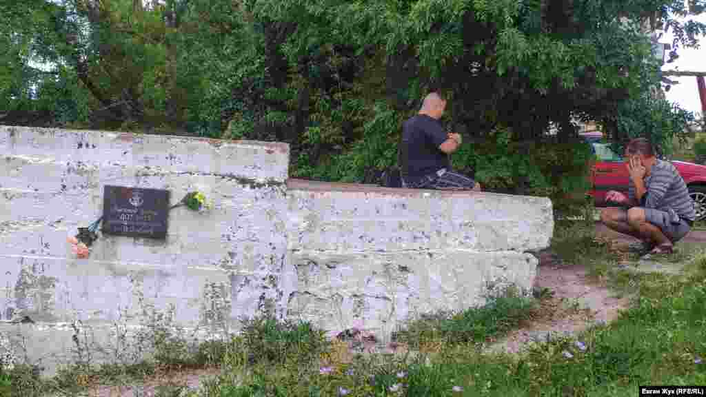 У ДОТа №13 отдыхают инкерманцы. Некоторые ДОТы уцелели и после войны стали памятниками. Такой, например, ДОТ №13 в Инкермане, на улице Менжинского, рядом с домом №25 на склоне холма