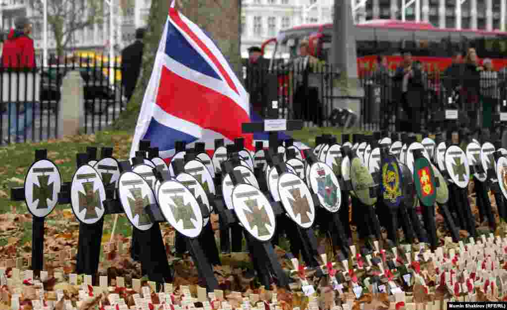 В 11 часов дня 11 ноября 1918 года официально закончилась Первая мировая война. С тех пор каждый год в этот день Великобритания поминает всех своих героев, тех, кто не вернулся с полей сражений современной истории. 