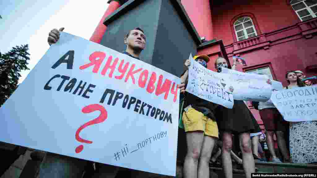 У руках студенти тримали транспаранти з написами «Ні Портнову», «А Янукович стане проректором?», «Скажи Портнову НІ» тощо