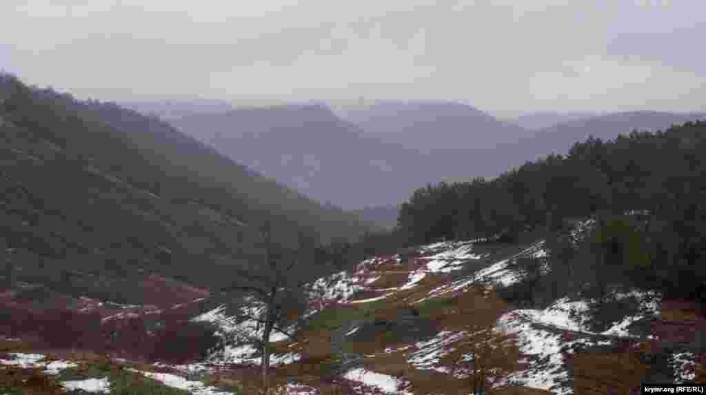 На переднем плане – западный край горы