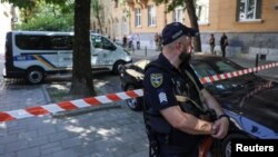 Policajac na mjestu ubistva bivšeg predsjednika ukrajinskog parlamenta, Lviv 30. avgust 2025.