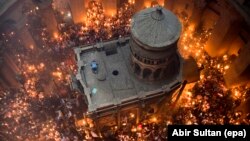 Паломники в храмі Гробу Господнього в Єрусалимі, архівне фото