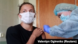 В Україні, де вакцинація розпочалася майже три місяці тому, наразі вакциновано першою дозою менш як мільйон людей, а повністю вакцинацію завершили станом на 14 травня лише 8 358 людей (це менш як 0,03% населення країни – без урахування окупованих територій)