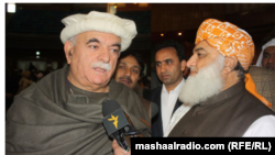 د جمعیت علماء اسلام ف مشر مولانا فضل الرحمن او د پښتونخوا ملي عوامي ګوند مشر محمود خان اڅکزی له مشال راډيو سره د خبرو پر مهال.
تصویر له ارشیفه