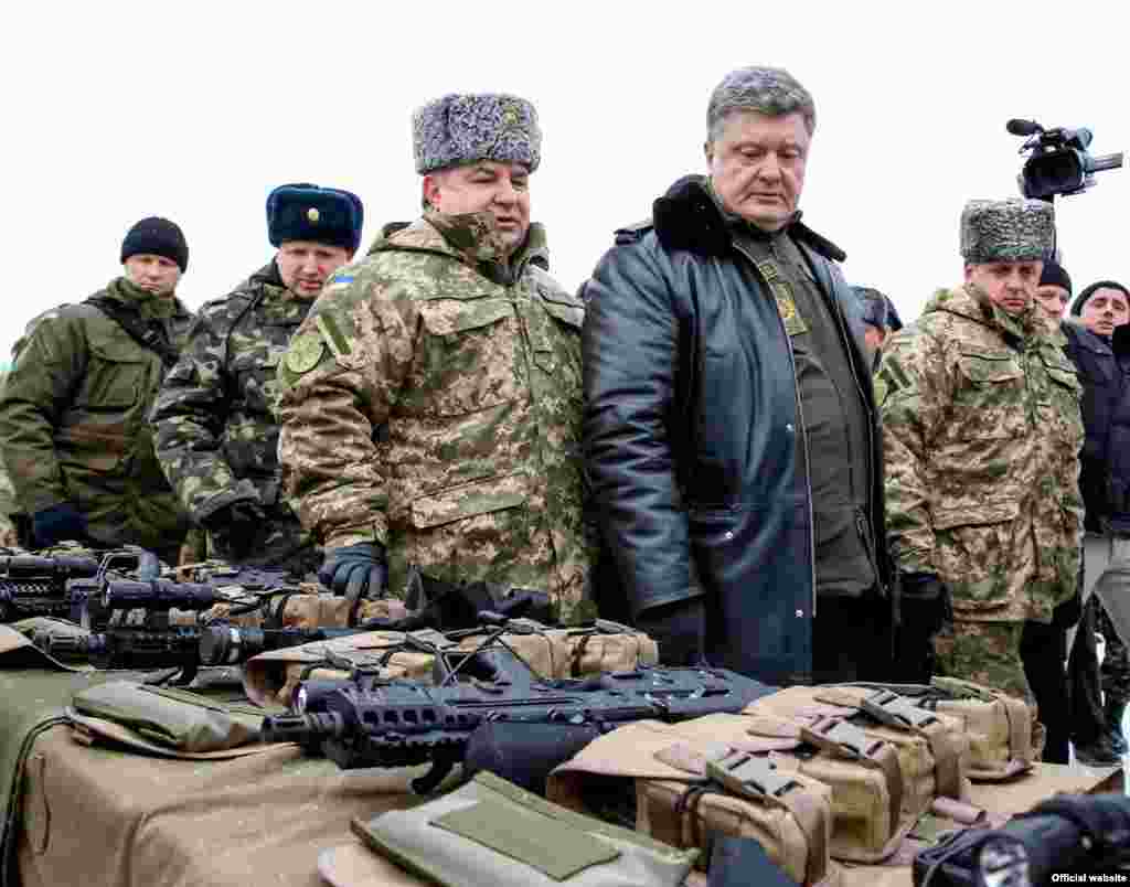 Президент Петро Порошенко під час поїздки до Львова 30 грудня передав військовим понад 100 одиниць нової військової техніки. Передано і новітню стрілкову зброю, зокрема гвинтівки «Форт 221» і «Форт 224» українського виробництва