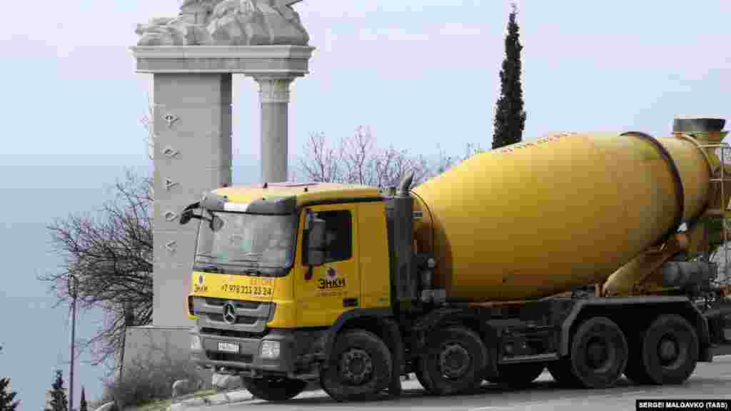 Журналист из Севастополя Давид Аксельрод в комментарии Радио Крым.Реалии рассказал об изменениях в юридическом статусе Форосского парка и близлежащего санатория в последние годы:  «Аксенов называет лагерем детскую спортивную базу хоккейного клуба «Ак Барс» из Татарстана. Фактически застройщиком, как сообщают местные жители, выступает государственное предприятие «Татинвестгражданпроект». Он активно работает на территории Казани, участвовал в возведении масштабных объектов», – говорит Аксельрод