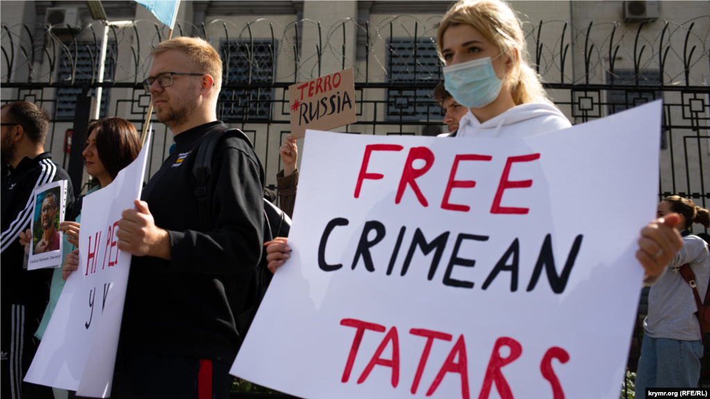 «FREE CRIMEAN TATARS»: участники акции призывают освободить задержанных российскими силовиками в Крыму крымских татар
