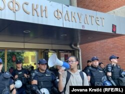 Student Filozofskog fakulteta Boris Kojčinović pred kordonom policije koja studentima i profesorima ne dozvoljava ulazak u zgradu, Novi Sad, 27. avgust 2025.