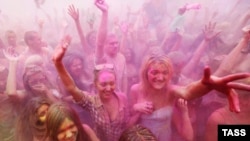 Один из многочисленных "фестивалей красок" в Москве, июль 2013 года