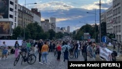 Zborovi Novog Sada pozvali su na okupljanje 10. jula, uoči početka Exit festivala, da bi "skrenuli pažnju svetske javnosti na borbu koju građani Srbije već osam meseci vode protiv režima".