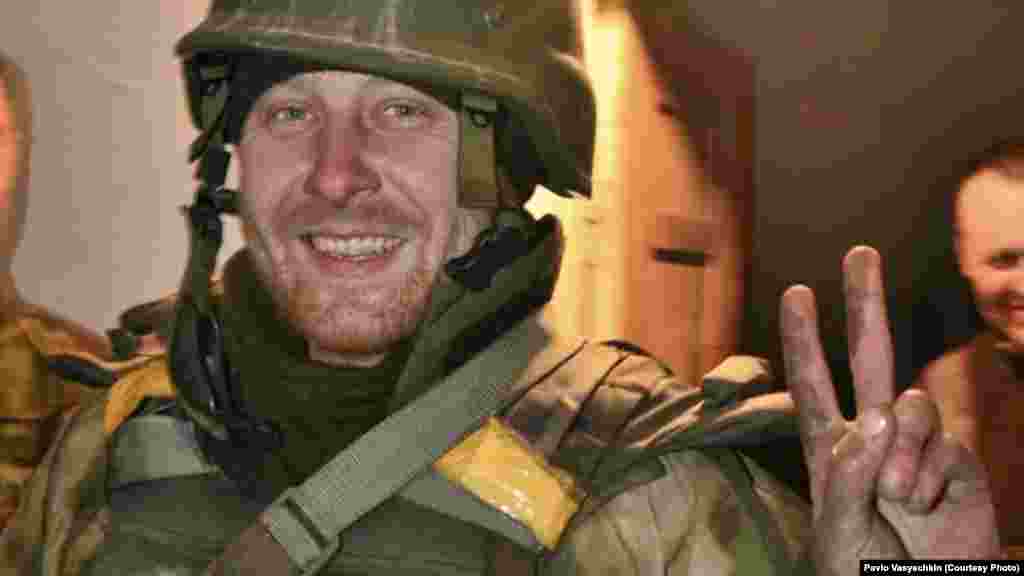 Павло ВАСЄЧКІН, обороняв ДАП у грудні 2014 року як помічник гранатометника 1-ї роти 90-го батальйону 95-ї окремої десантно-штурмової бригади: «В основному нас атакували люди, які кричали постійно «Алах акбар»... Всі вони були у зелених беретах. Також були «донецькі трактористи», їх просто кидали як у топку, а позаду них вже ішли ті – інші... Пам’ятаю, вночі на четвертому посту був якийсь рух… Хтось з наших вистрелив туди і тоді почався вогонь у відповідь. Виявилося, що це і були ті російські спецпризначенці у спеціальних термокостюмах. Єдине, що їх видало – це обличчя, які з-під маски віддавали тепло». Детальніше – тут. 