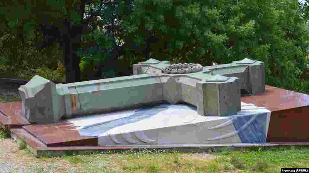 В 2010 году с крыши Свято-Никольского храма обрушился каменный крест. Впоследствии на храм был установлен новый крест, а старый лежит рядом на специальном постаменте