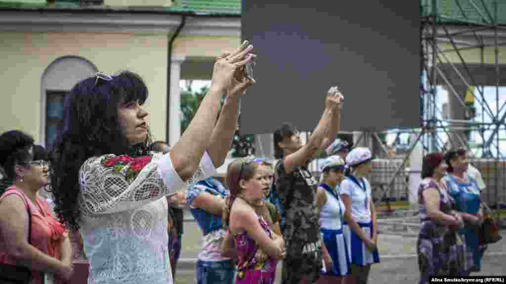 Мамы снимают выступления своих детей 