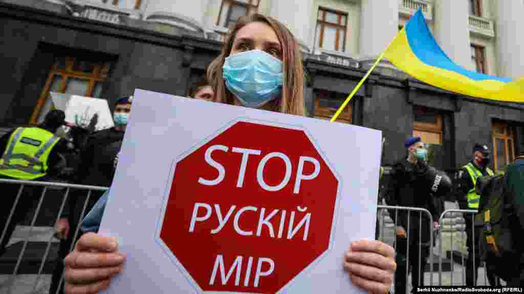 Активісти вимагають справедливості для Стерненка у суді, рішення у справі якого Апеляційний суд має оголосити вже 31 травня. На сторінці акції  «Покажіть нам справедливість!» у фейсбуці йдеться про те, що «замовниками несправедливого вироку у першій інстанції є російські агенти в Україні»