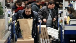 В первом квартале года текущих доходов российским семьям резко не хватало, чтобы покрыть расходы. Однако весной они вновь начали больше сберегать.