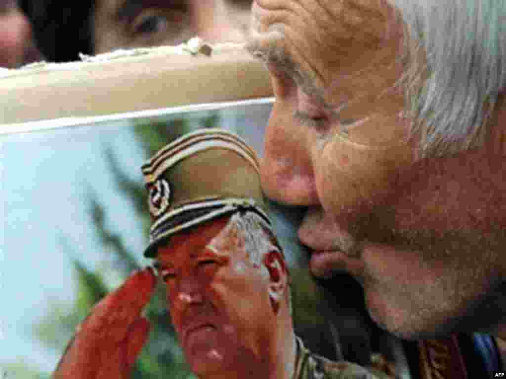 Сторонник Сербской радикальной партии с портретом Ратко Младича на митинге в Белграде, 6 мая 2008