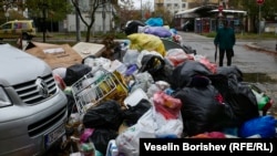 Струпан боклук до контейнер в „Люлин“