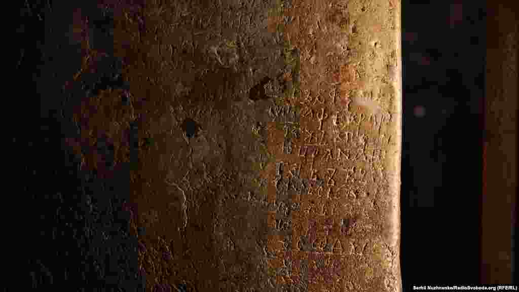 У Київській державі, в Україні-Русі, окрім писемної церковнослов’янської мови, існувала розмовна, наближена до сучасної української мови. Більше про це в публікації:  «Населення Київської держави розмовляло староукраїнською мовою – історик»