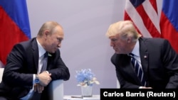 Președintele Rusiei, Vladimir Putin, vorbește cu președintele de atunci al SUA, Donald Trump, în timpul întâlnirii lor bilaterale de la summitul G20 - Hamburg/ Germania, 7 iulie 2017