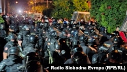 Policija potiskuje okupljene ispred ulaza Filozofskog fakulteta, 27. avgust 2025.