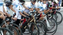 Екс-прем'єр Литви Андрюс Кубілюс вирушив у велопробіг Донеччиною (відео) Екс-прем'єр Литви Андрюс Кубілюс вирушив у велопробіг Донеччиною (відео)